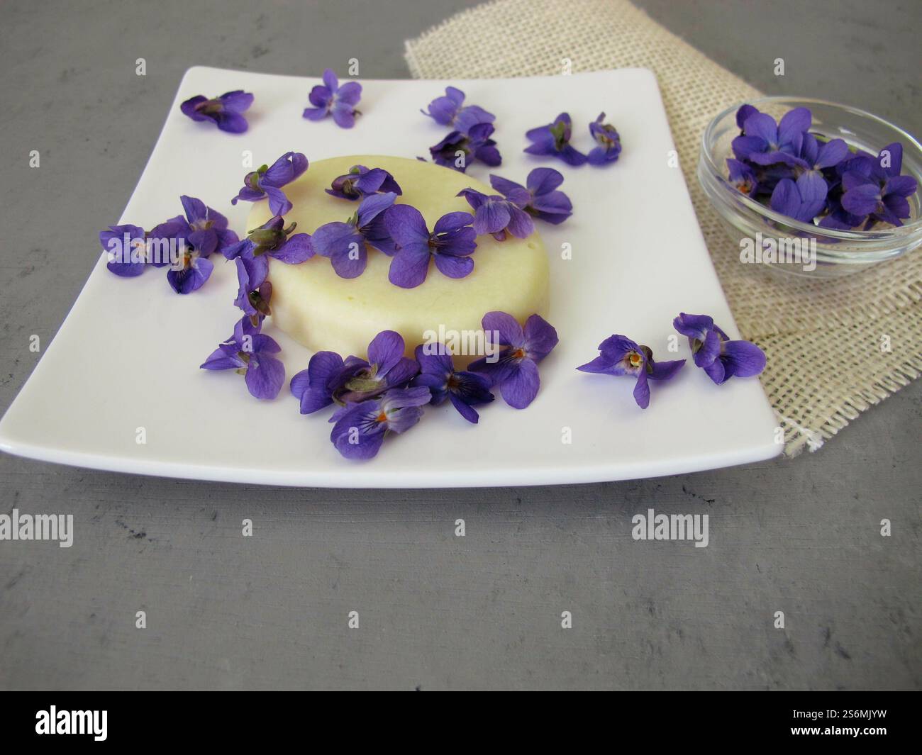 Sapone fatto in casa con fragranze viola e viola Foto Stock