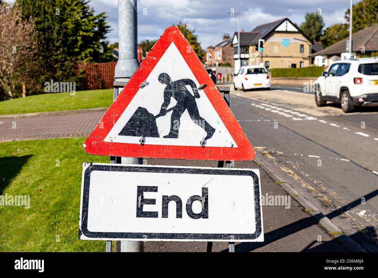 Sul lato di una strada è visibile una veduta paesaggistica del cartello triangolare con un bordo rosso Foto Stock