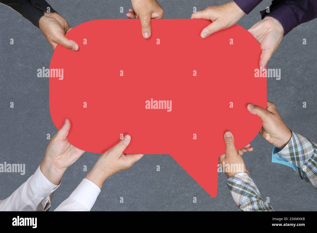 gruppo persone tenere con mani vuote segno rosso testo libero spazio spazio libero messaggio copyspace concetto di business Foto Stock