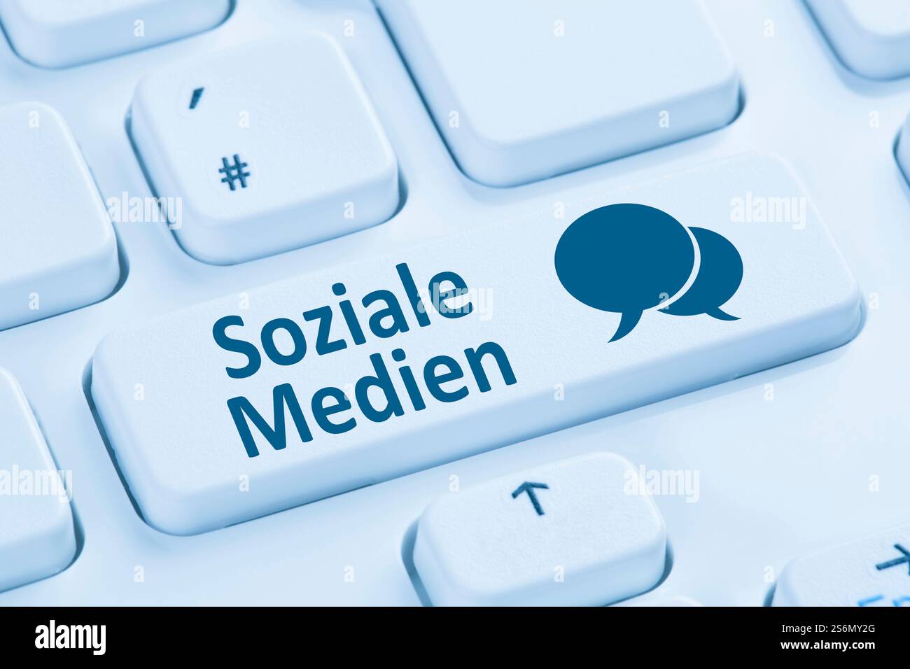 social media social network amicizia contatti internet tastiera blu computer Foto Stock