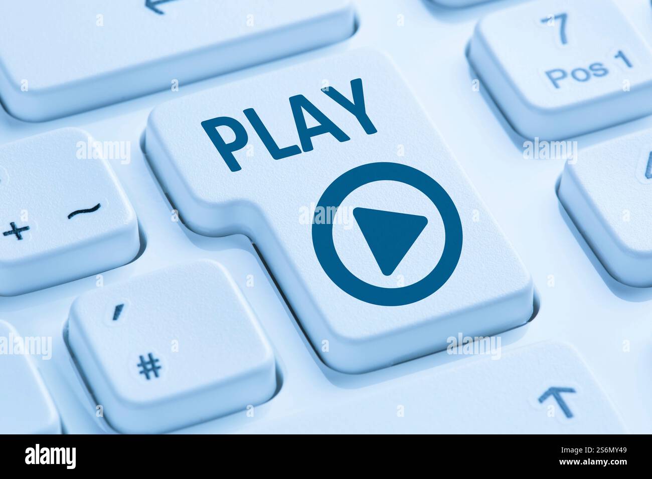 Pulsante Play premere Ascolta musica film icona Internet tastiera blu del computer Foto Stock