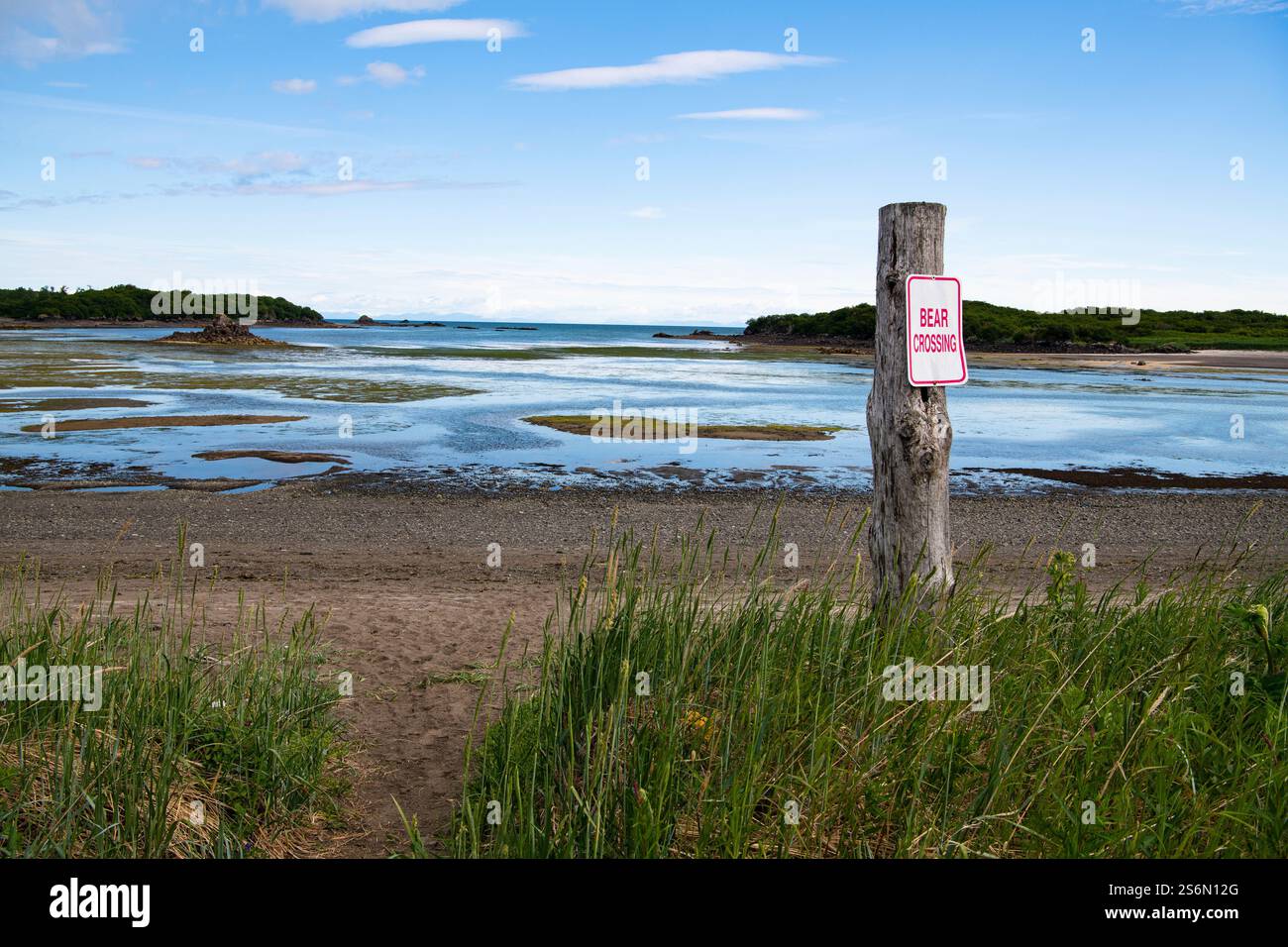 Paese degli orsi - paesaggio costiero con cartello di avvertimento - Katmai, Alaska Foto Stock