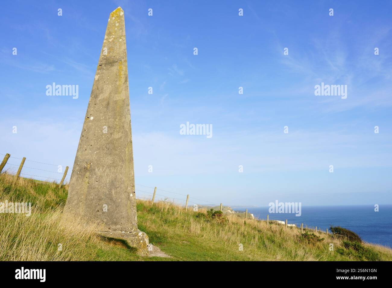 Obelisco sulla South West Coast Path a West Bottom, Jurassic Coast, Dorset, Inghilterra, Regno Unito a settembre Foto Stock