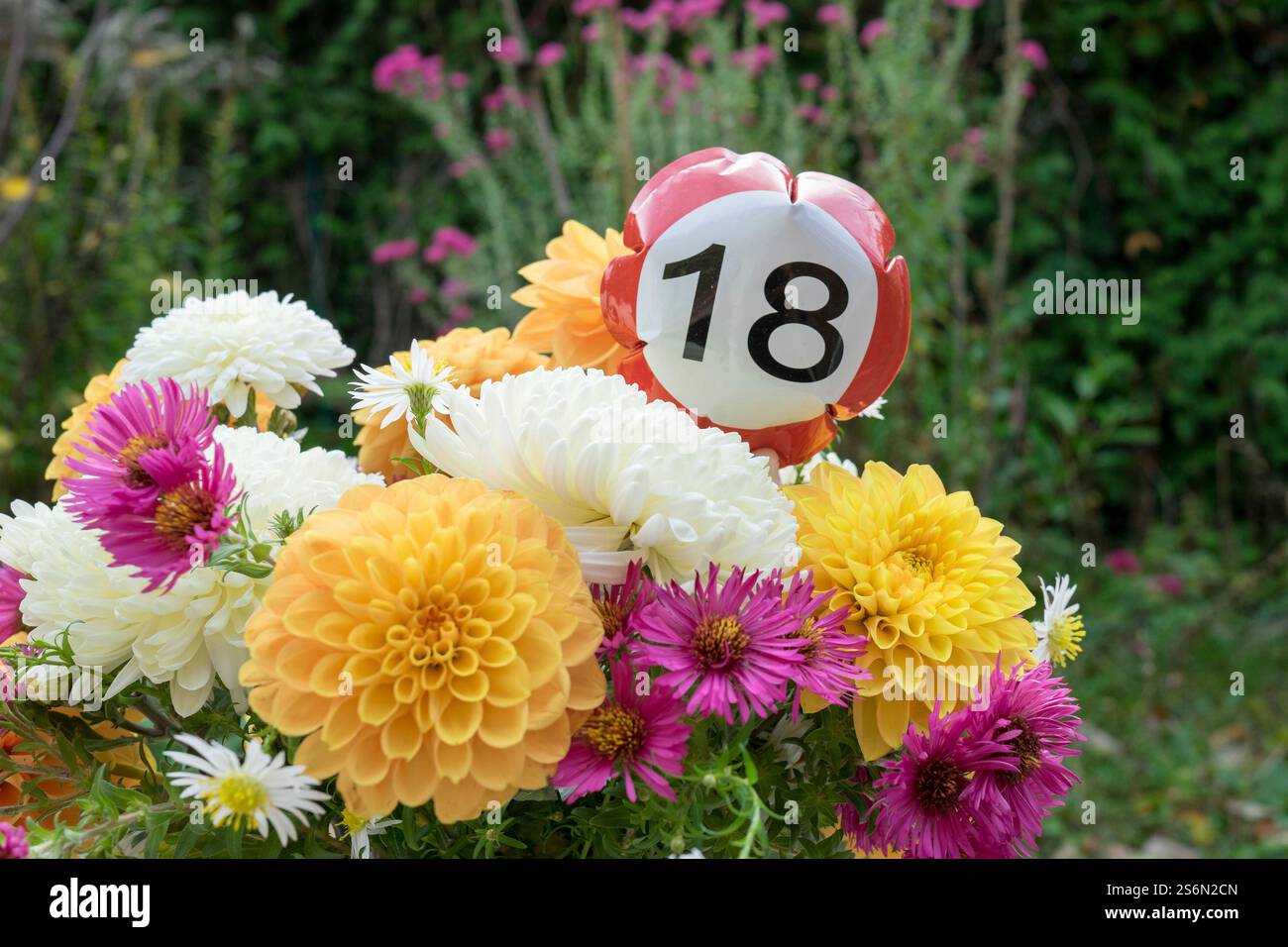 Bouquet di fiori autunnali con palloncino per il 18° compleanno Foto Stock
