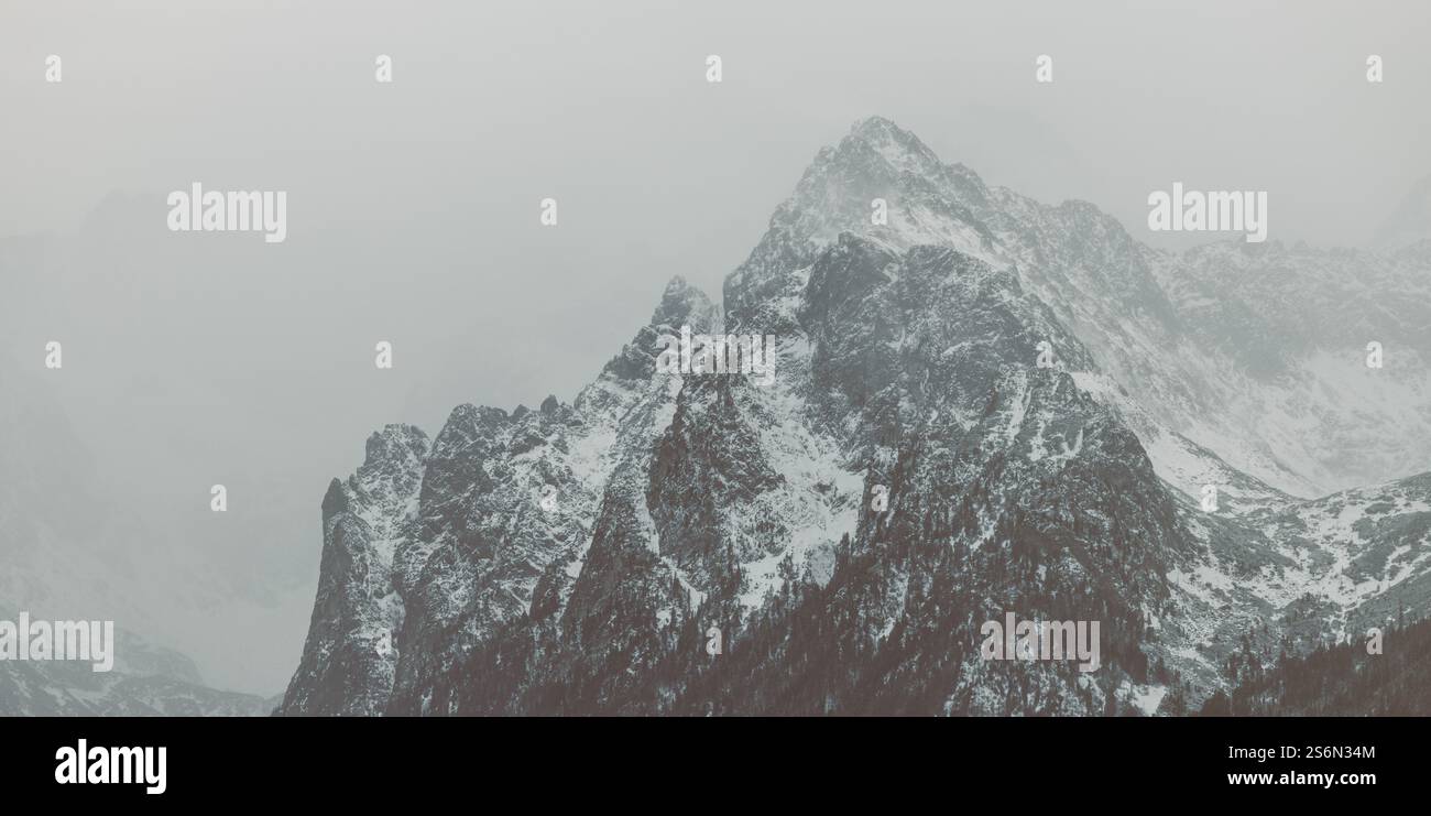 Le alte montagne Tatra sono ricoperte di neve. Vacanze in Polonia. Destinazione del viaggio. Vacanze in Polonia. Escursioni e sci in montagna. Parco nazionale Tatra. Foto Stock