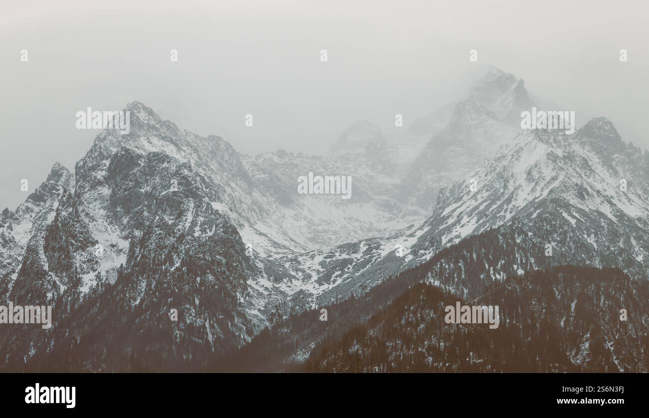 Le alte montagne Tatra sono ricoperte di neve. Vacanze in Polonia. Destinazione del viaggio. Vacanze in Polonia. Escursioni e sci in montagna. Parco nazionale Tatra. Foto Stock