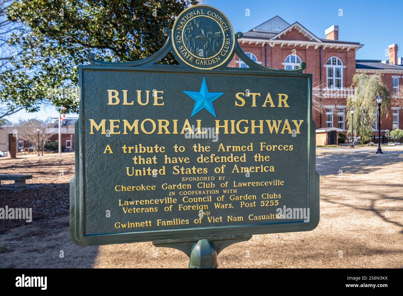 Segnaletica della Blue Star Memorial Highway di fronte al Gwinnett Historic Courthouse e al Gwinnett Veterans Memorial Museum di Lawrenceville, Georgia. (USA) Foto Stock