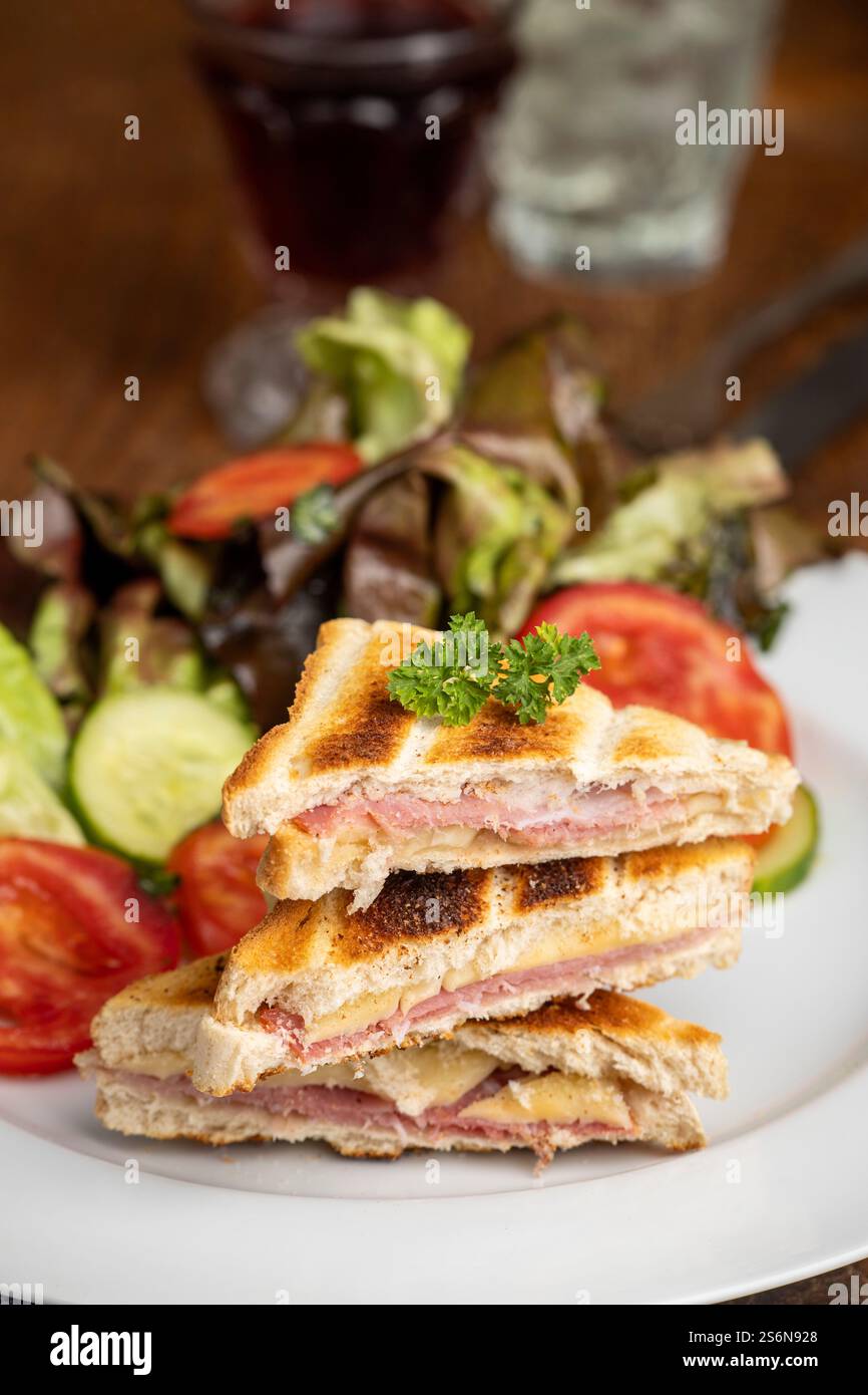 Croque Monsieur toast con insalata Foto Stock