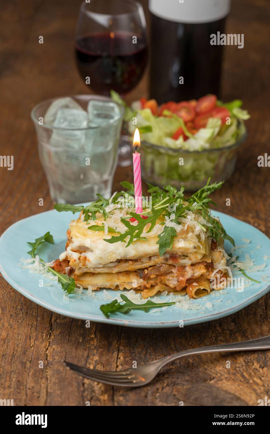 Lasagna italiana su un piatto blu Foto Stock