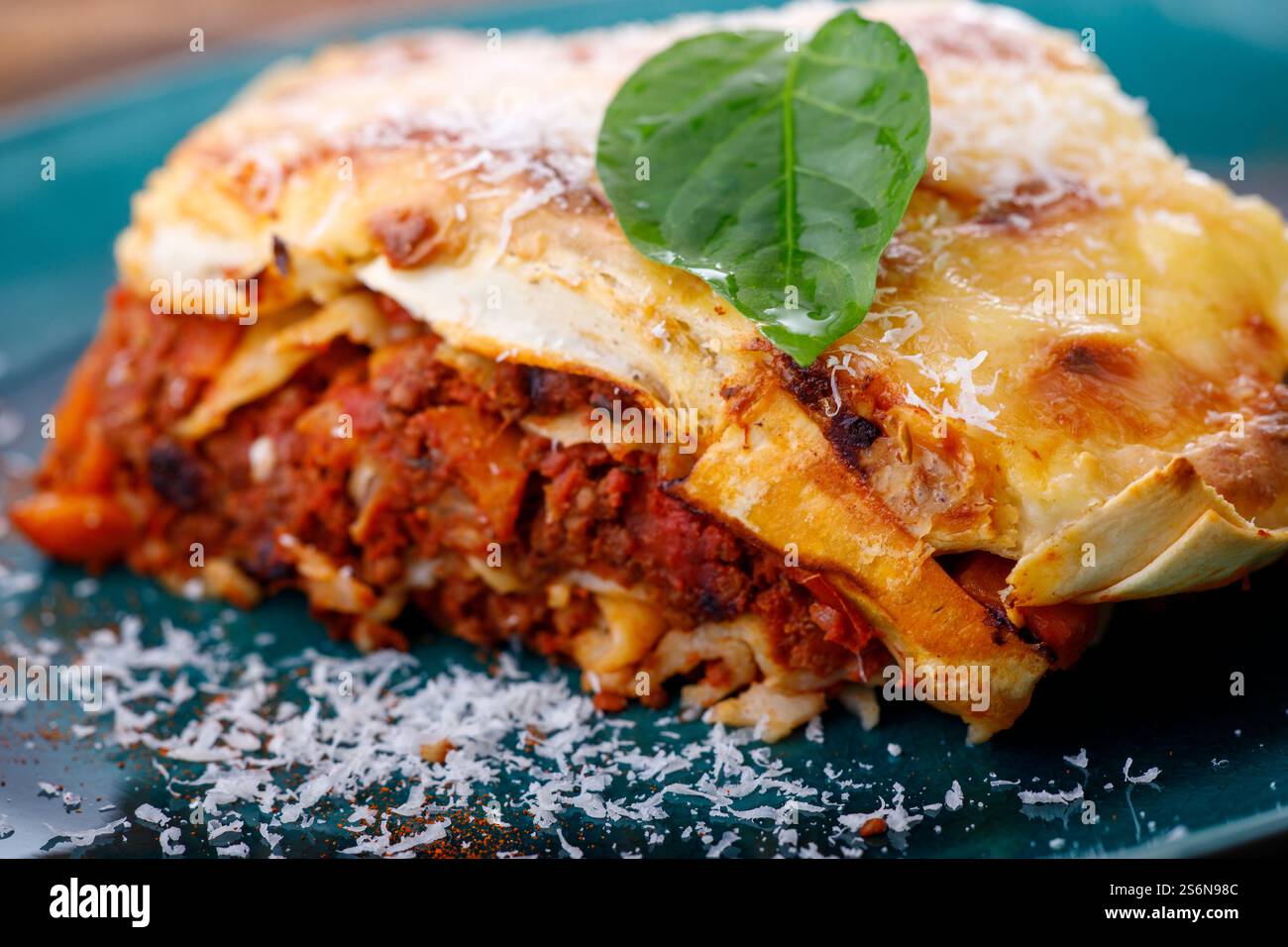 Lasagna italiana su un piatto blu Foto Stock