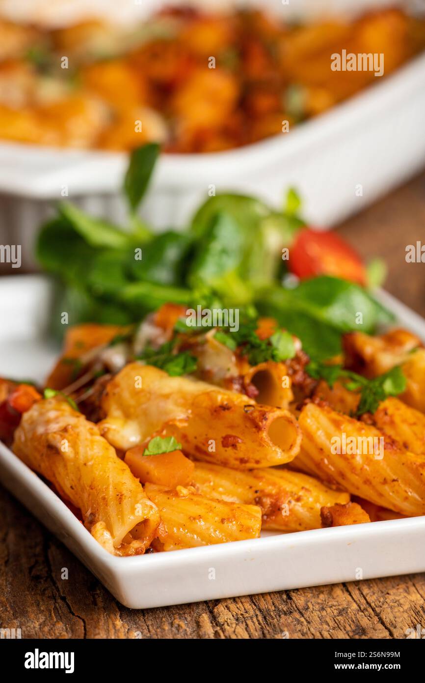 Spaghetti rigatoni al gratin con salsa bolognese Foto Stock