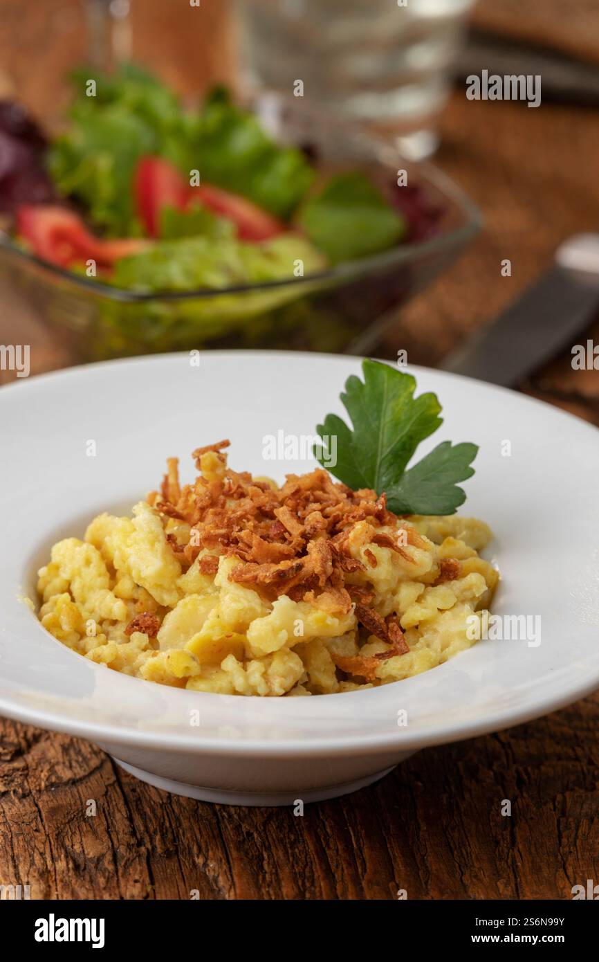 Pasta sveva fatta in casa su legno Foto Stock