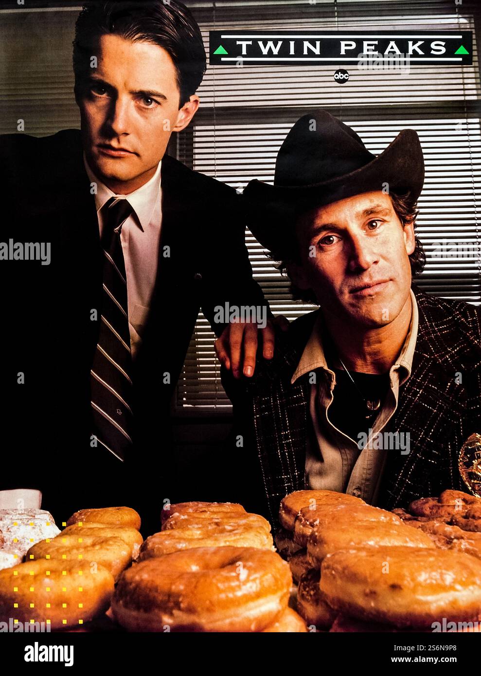 Twin Peaks (1990) diretto da David Lynch e interpretato da Kyle MacLachlan nel ruolo dell'agente speciale Dale Cooper e Michael Ontkean nel ruolo dello sceriffo Harry S. Truman che indaga sull'omicidio di una giovane donna nella idiosincratica città di Twin Peaks. Fotografia di un poster pubblicitario TV originale del 1990, SOLO PER USO EDITORIALE. Credito: BFA / ABC Foto Stock