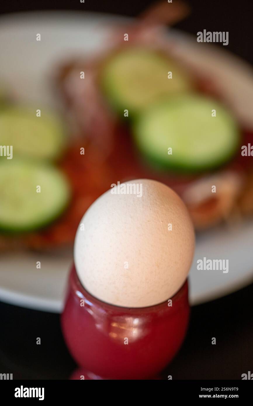 Uova sode e due tapas spagnole su un piatto bianco Foto Stock