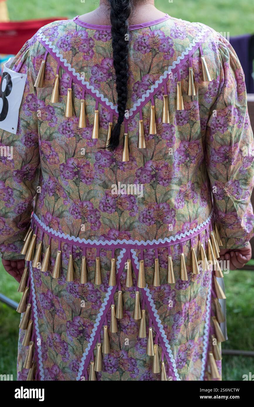 Abiti da donna indigena all'annuale Tamkaliks Celebration di Wallowa, Oregon. Foto Stock