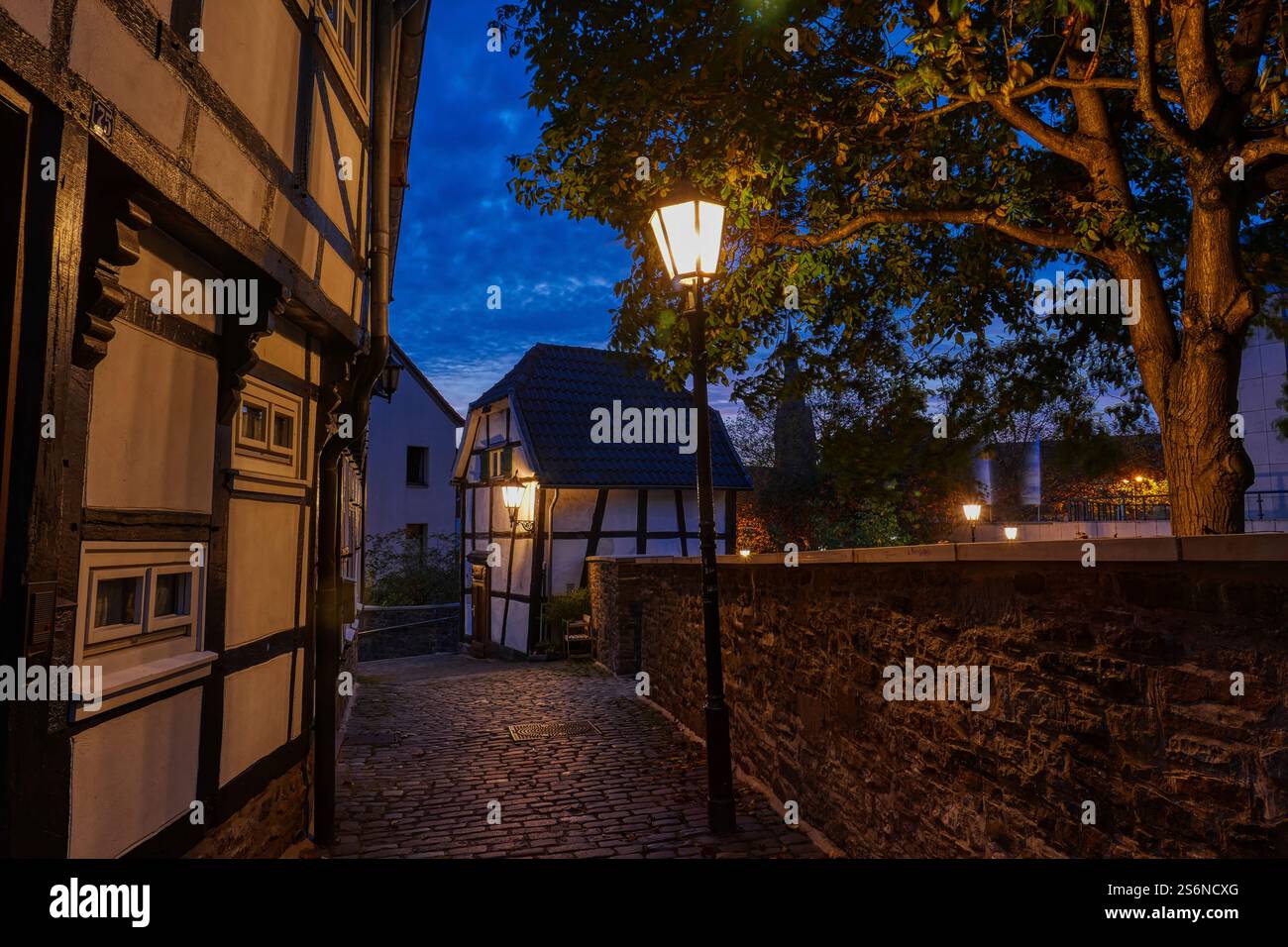 Vecchia dogana e mura nella storica città vecchia di Hattingen Foto Stock