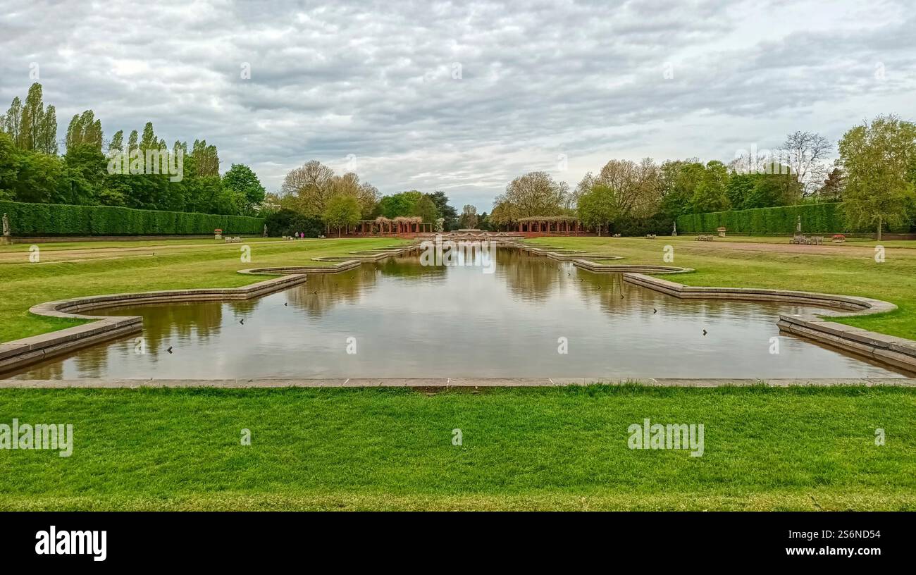 Grande bacino idrico in un parco a nord di Düsseldorf Foto Stock