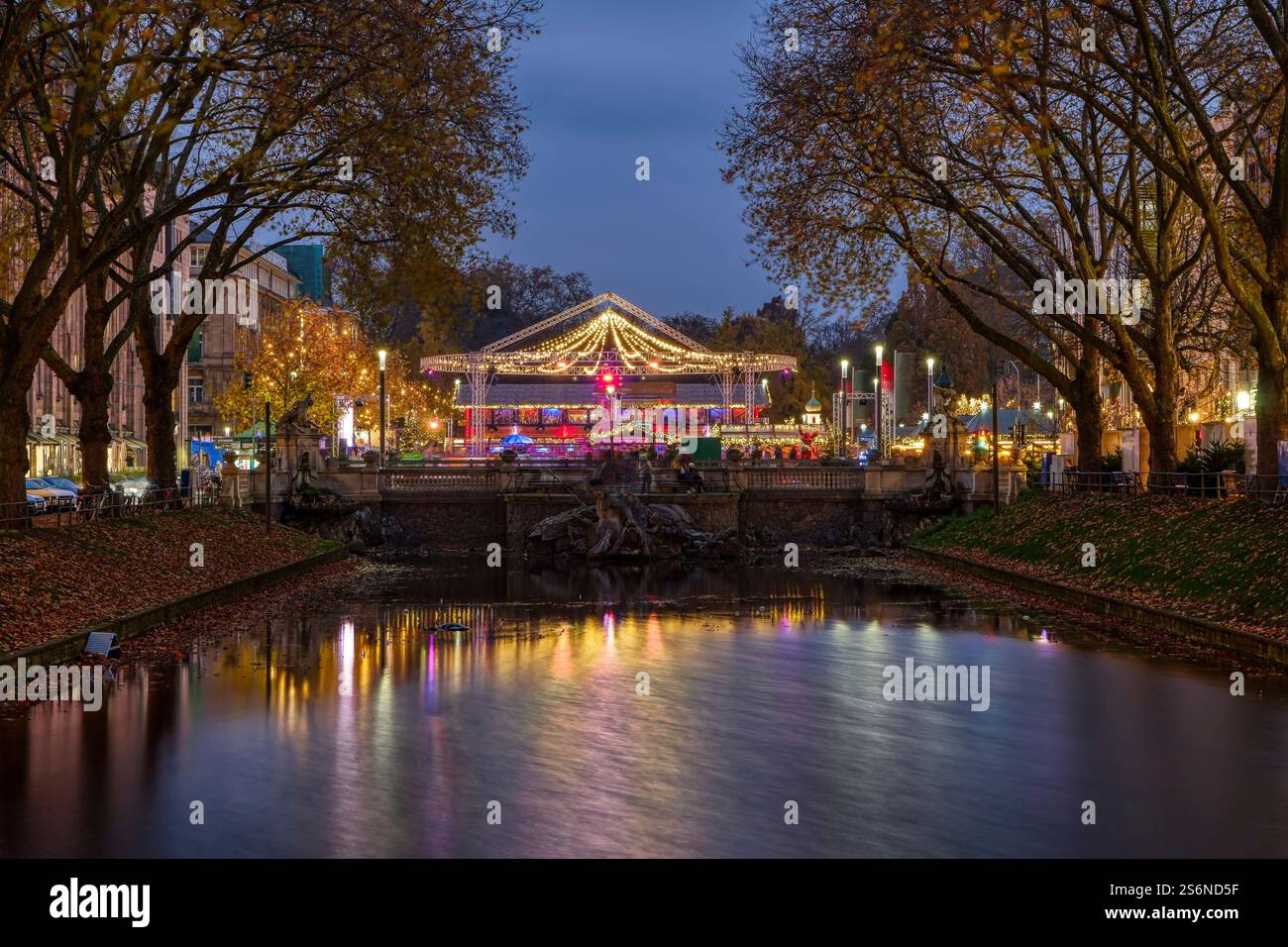 Pista di pattinaggio sul ghiaccio al mercatino di Natale sul lungolago dello shopping di Düsseldorf Foto Stock