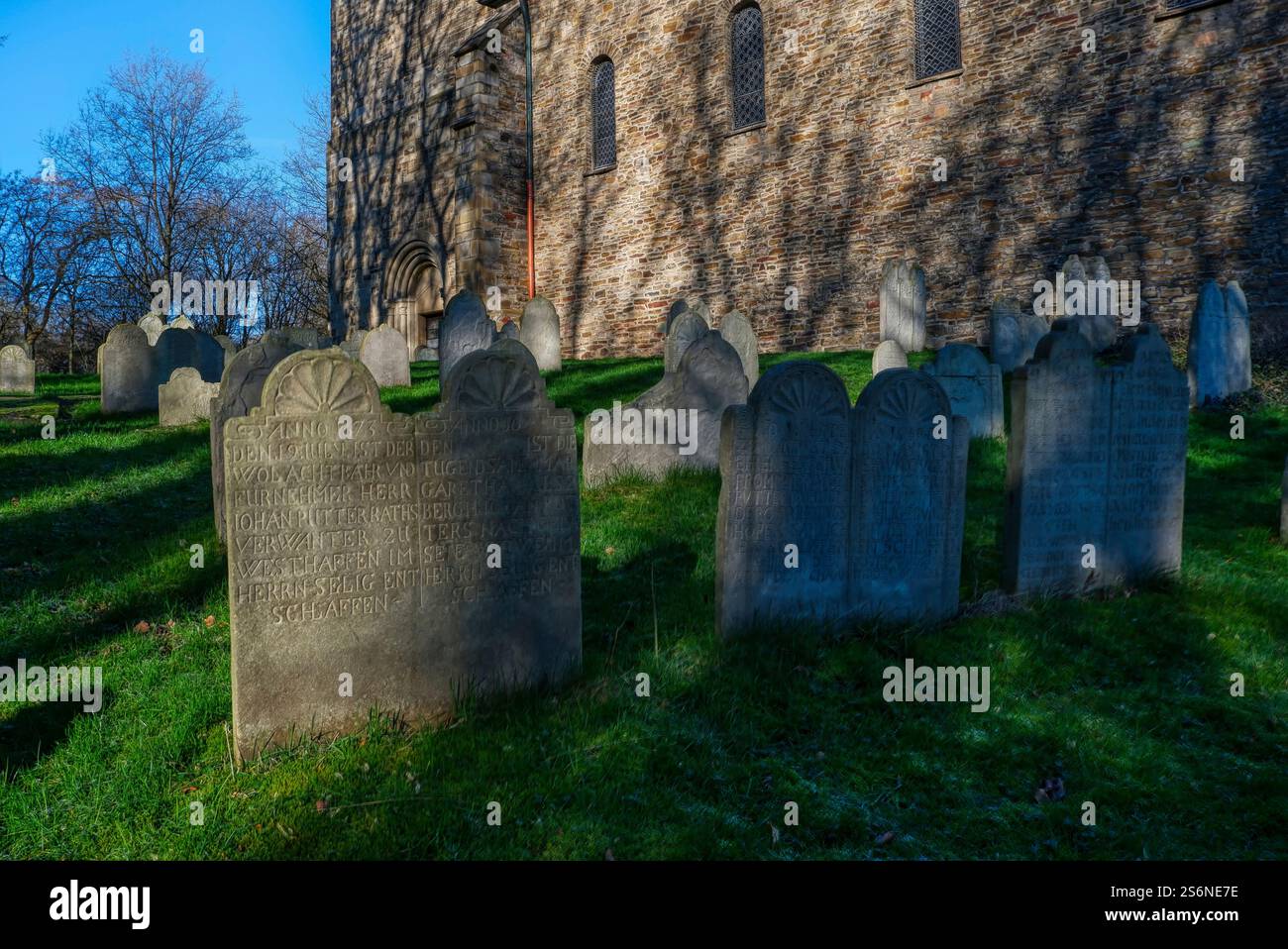 Storica chiesa romanica con lapidi medievali a Syburg vicino Dortmund Foto Stock