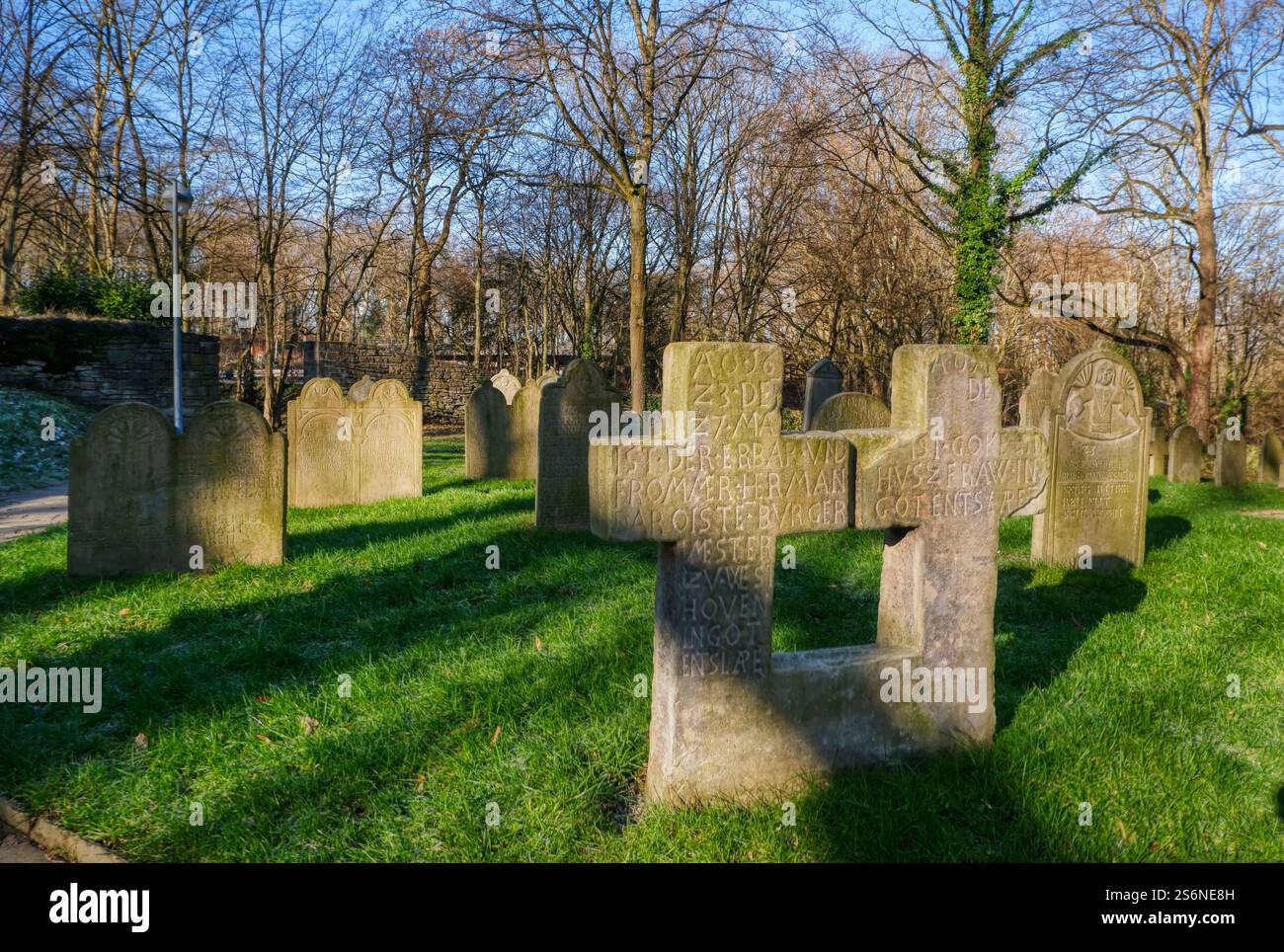 Lapidi medievali in un cimitero storico accanto a una chiesa romanica a Syburg vicino a Dortmund Foto Stock