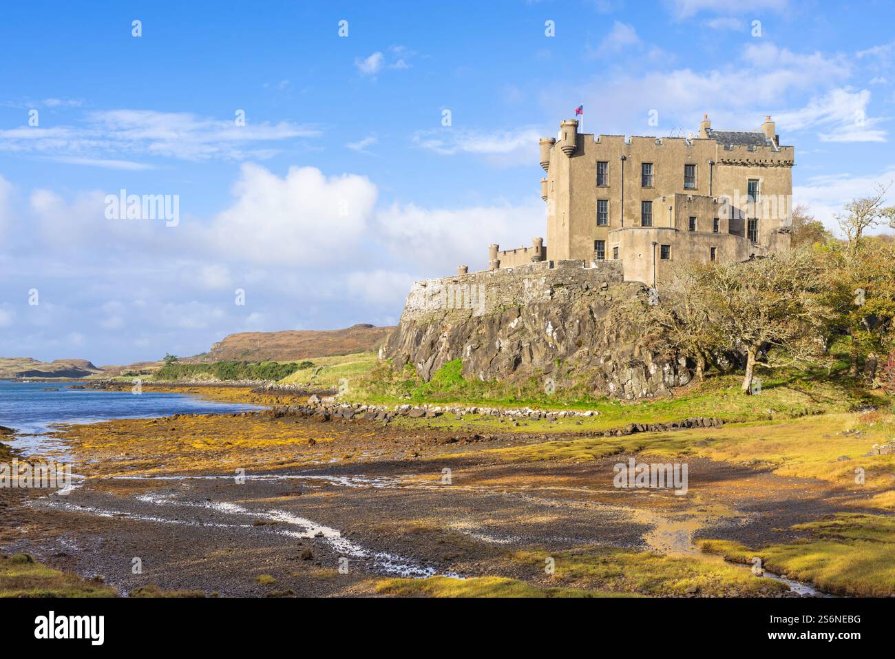 Castello di Dunvegan sulle rive di Loch Dunvegan Isola di Skye Highlands and Islands Scozia Regno Unito Europa Foto Stock