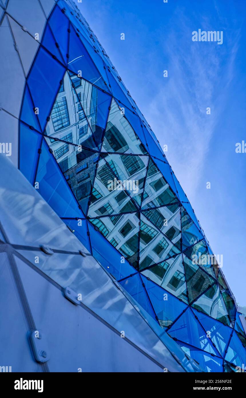 Riflesso sulla facciata di un noto edificio nel centro di Eindhoven Foto Stock