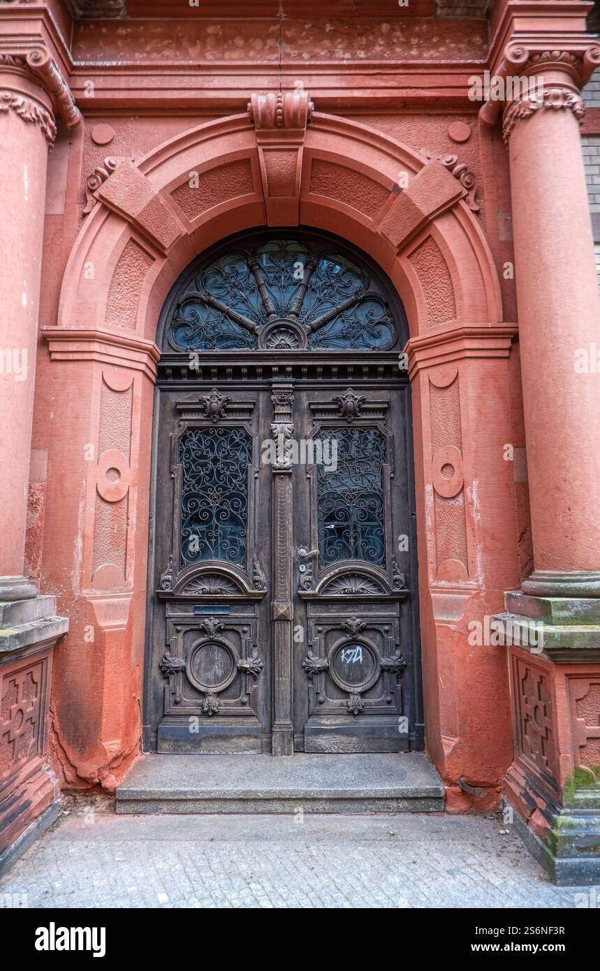 Vecchia porta dello storico ufficio postale principale nel centro di Schwerin Foto Stock