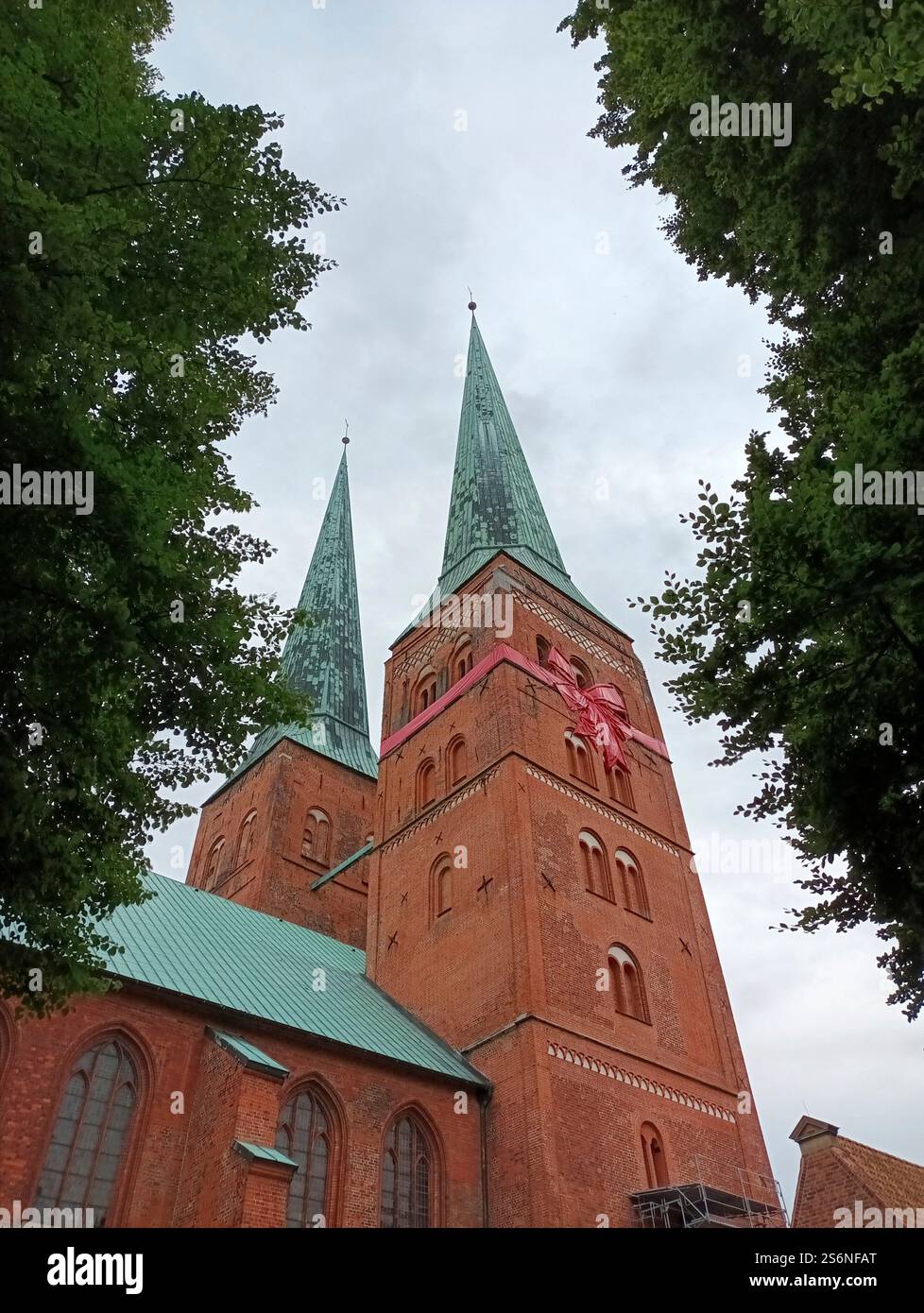 Torri della storica cattedrale di Lübeck Foto Stock