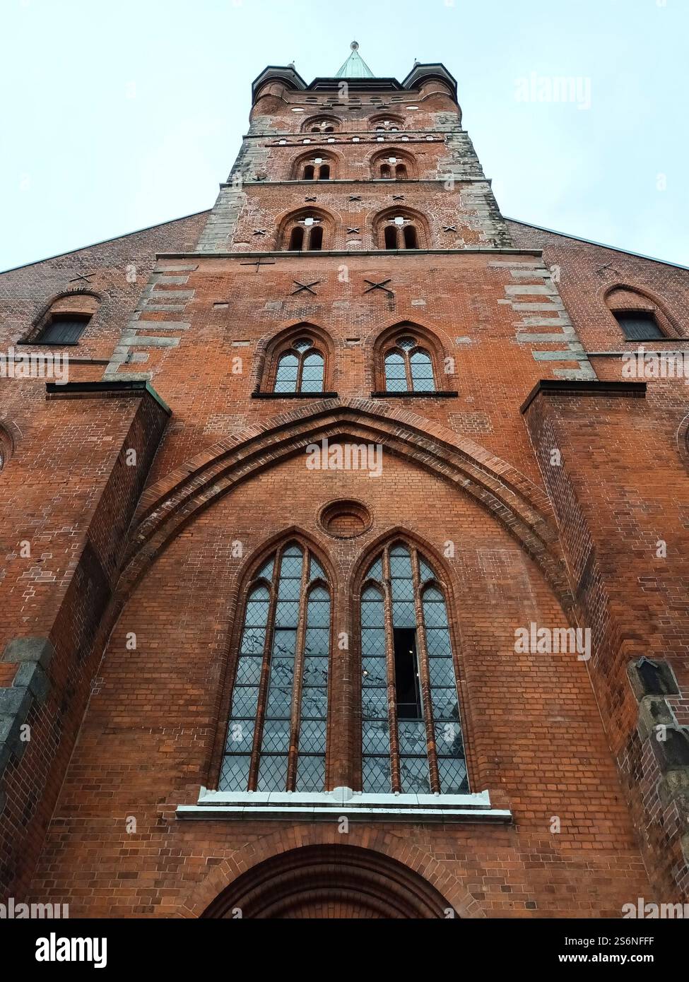 Torre della storica Chiesa di San Pietro nella città vecchia di Lübeck Foto Stock