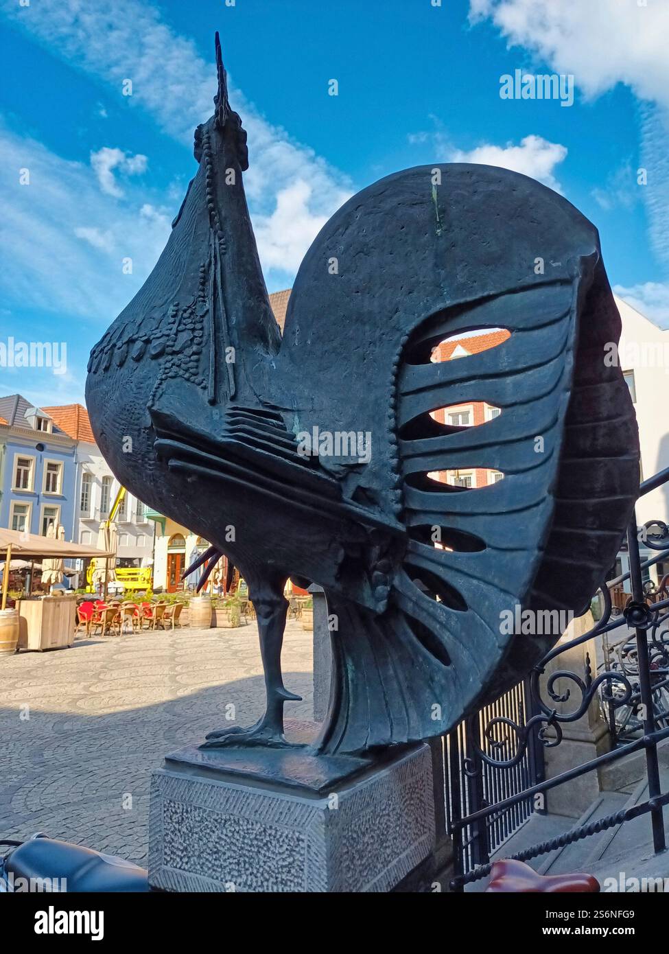 Scultura del gallo sul municipio sulla piazza del mercato di Venlo Foto Stock