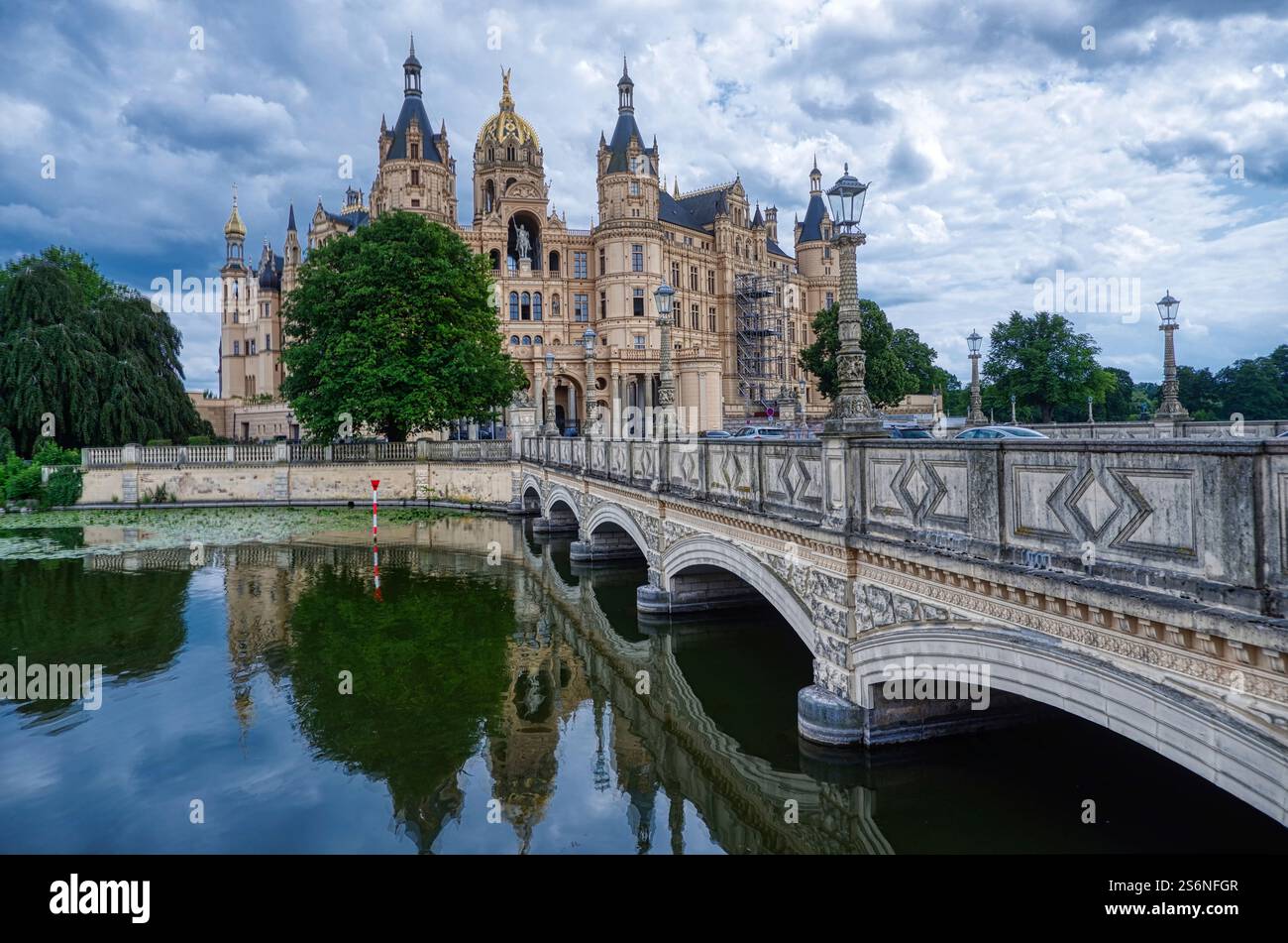 Ponte per lo storico castello di Schwerin Foto Stock