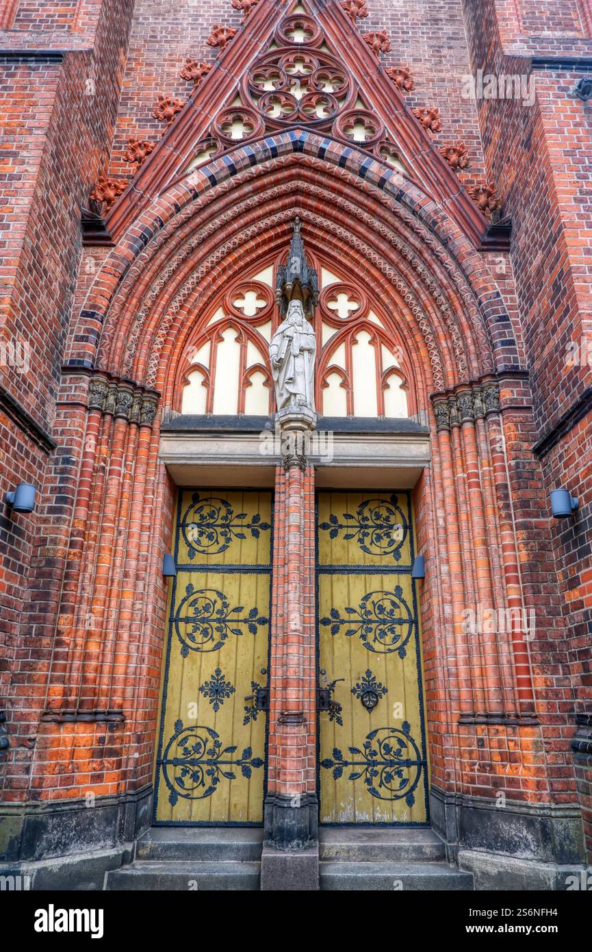 Ingresso a una chiesa storica nel centro di Schwerin Foto Stock