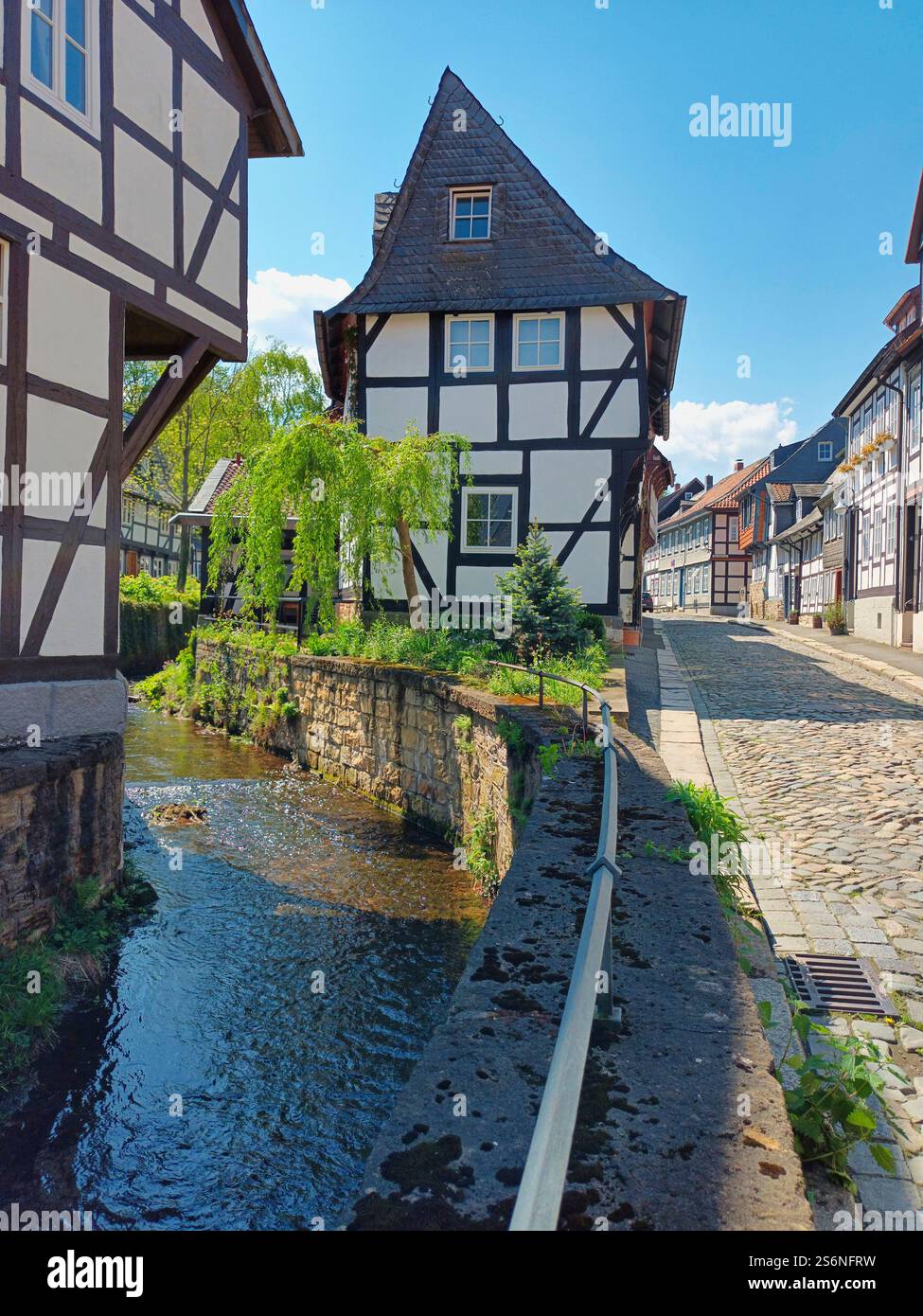 Storico quartiere a graticcio sul Gose a Goslar Foto Stock