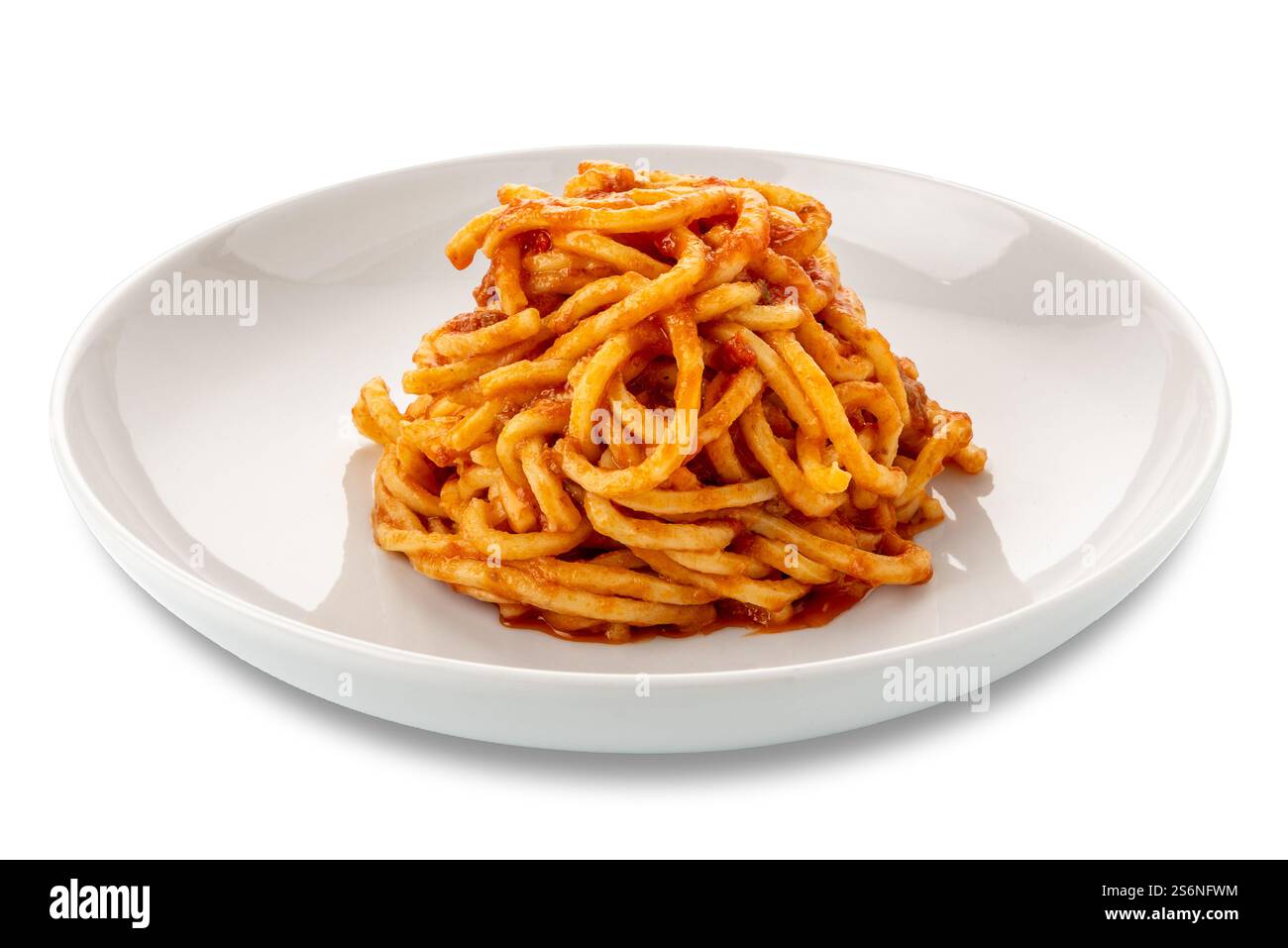 Spaghetti quadrati con salsa di pomodoro rosso, in Italia chiamati spaghetti alla chitarra, in un piatto bianco isolato su bianco con percorso di ritaglio Foto Stock