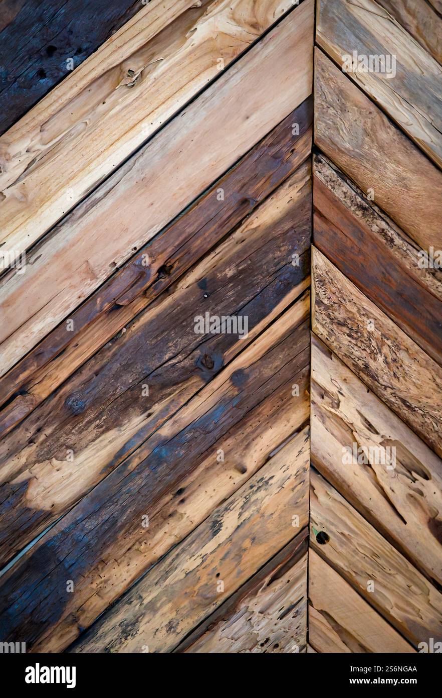 Una struttura in legno con molte tavole di legno inclinate Foto Stock