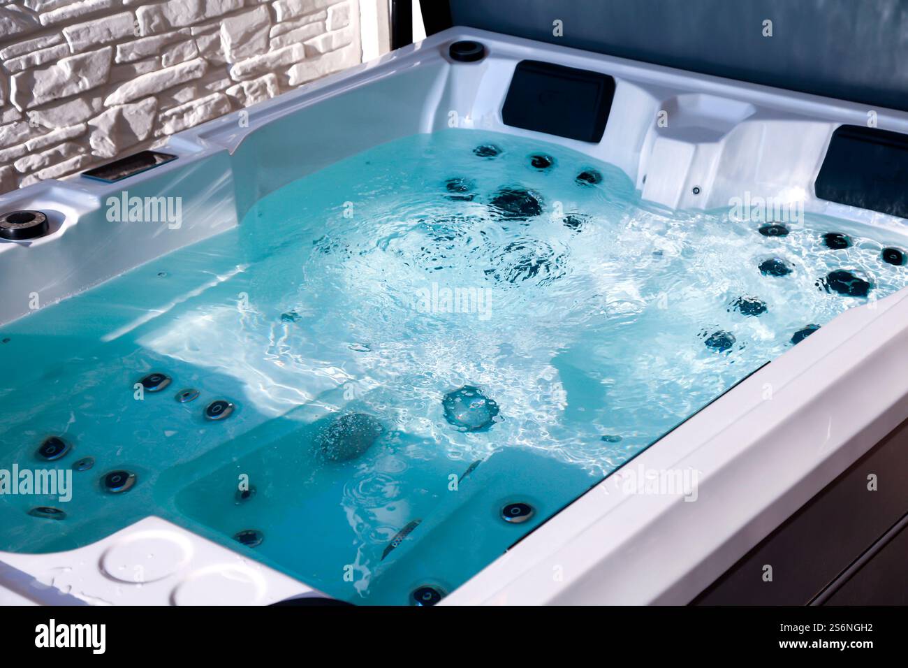 Dettagli di una vasca idromassaggio con molti getti idromassaggio Foto Stock