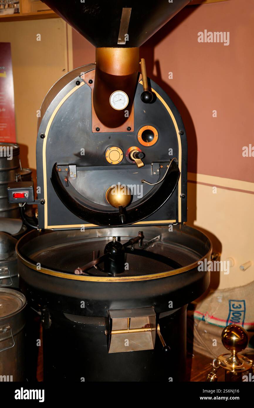 Impressioni da un vecchio impianto di torrefazione del caffè. Dettagli sulla produzione del caffè Foto Stock