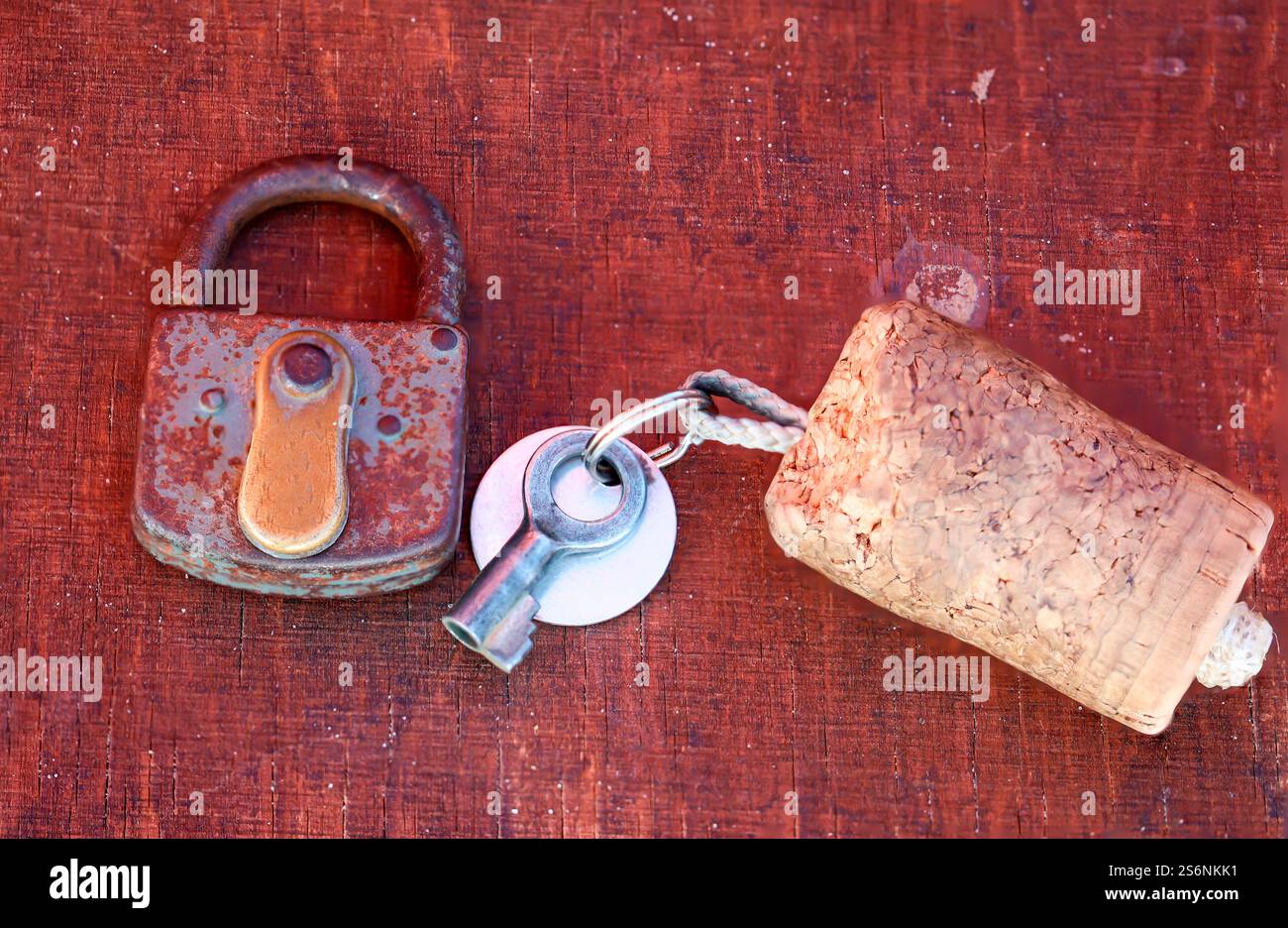 Una chiave per una serratura, lucchetto con un ciondolo in sughero Foto Stock