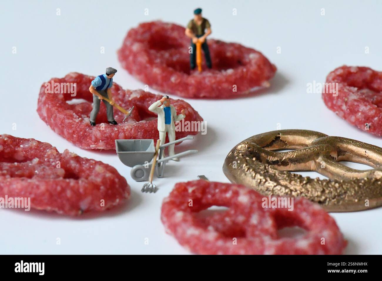 Riduzione del colesterolo rappresentata da mini-figure sul salame Foto Stock
