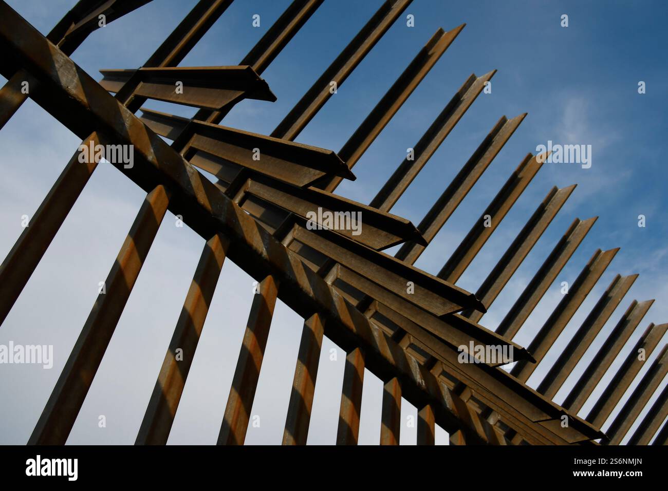Recinzione in barre d'acciaio davanti a un cielo blu Foto Stock