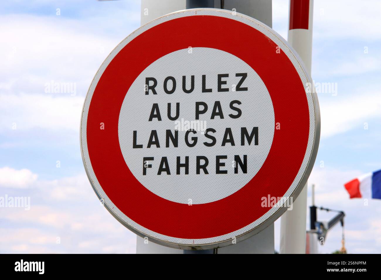 Guida lentamente anche in francese Foto Stock
