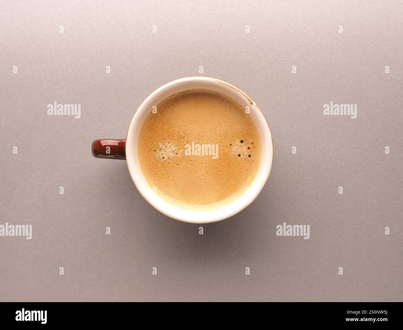 Tazza da caffè marrone con un delizioso espresso biologico dall'odore, vista dall'alto, cibo gustoso, bevande giornaliere Foto Stock