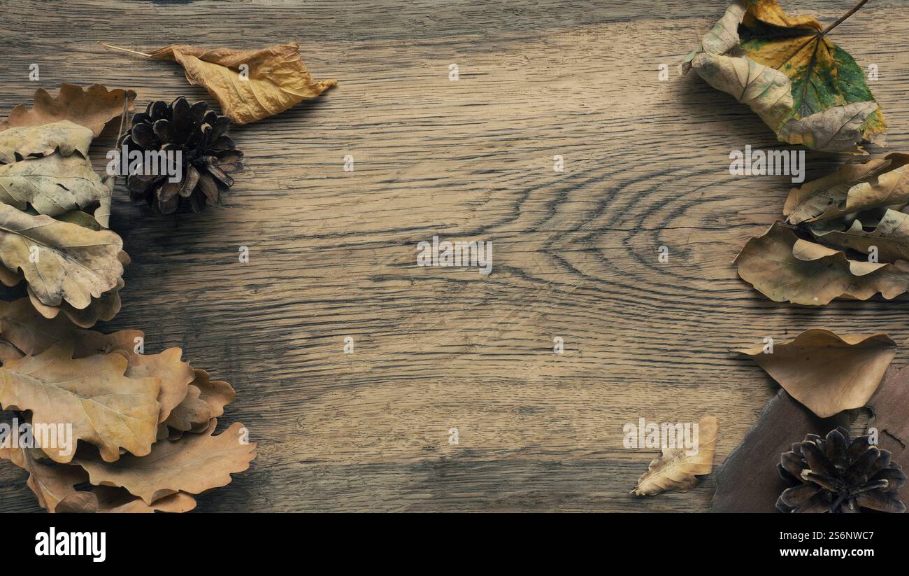 Autunno o ringraziamento lo sfondo con il vecchio tavolato in legno e foglie Foto Stock