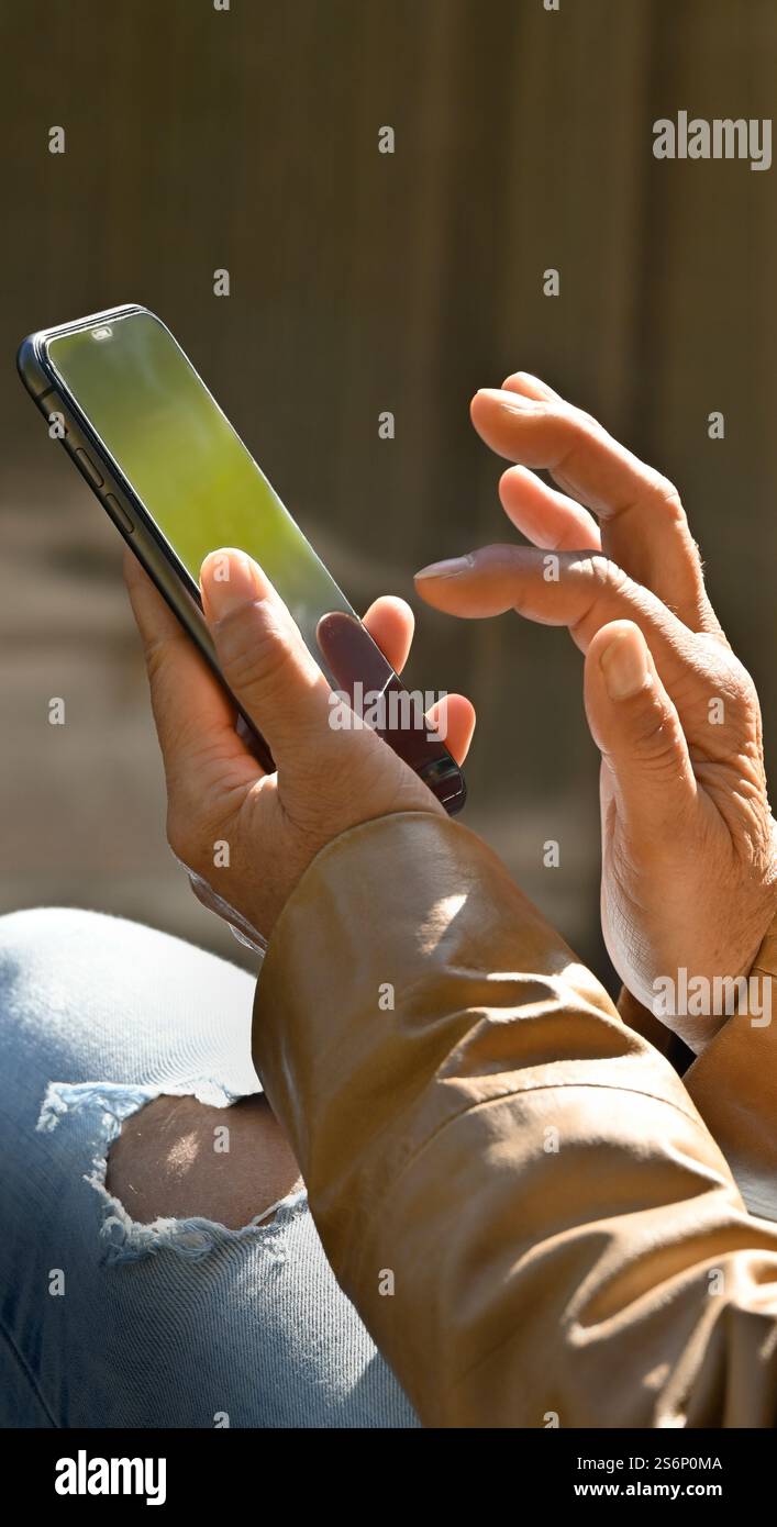 Uomo d'affari che usa lo smartphone digitale per la chat Messenger. Foto Stock