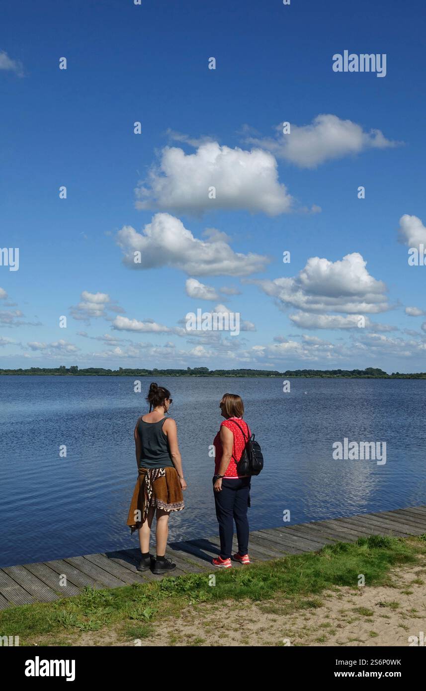 Passeggia lungo il lago Bederkesa Foto Stock