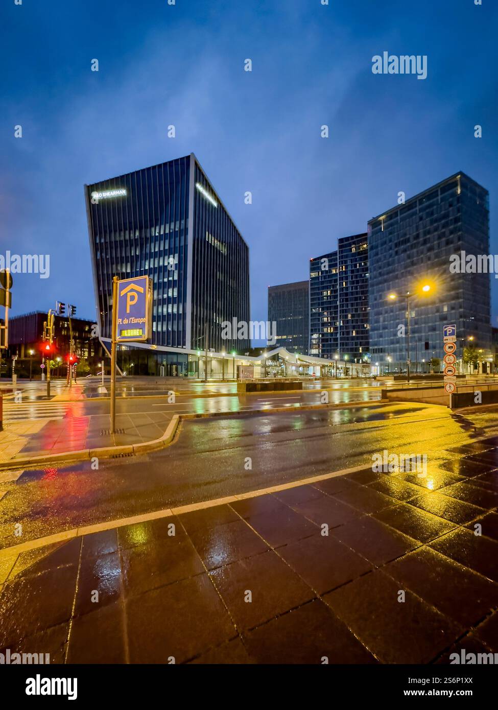 L'Infinity Center impressiona per la sua raffinatezza architettonica e l'eleganza urbana e dà forma all'estetica sofisticata dell'Altopiano di Kirchberg in Lussemburgo, in Europa Foto Stock L'Infinity Center impressiona per la sua raffinatezza architettonica e l'eleganza urbana e dà forma all'estetica sofisticata dell'Altopiano di Kirchberg in Lussemburgo, in Europa Foto Stock