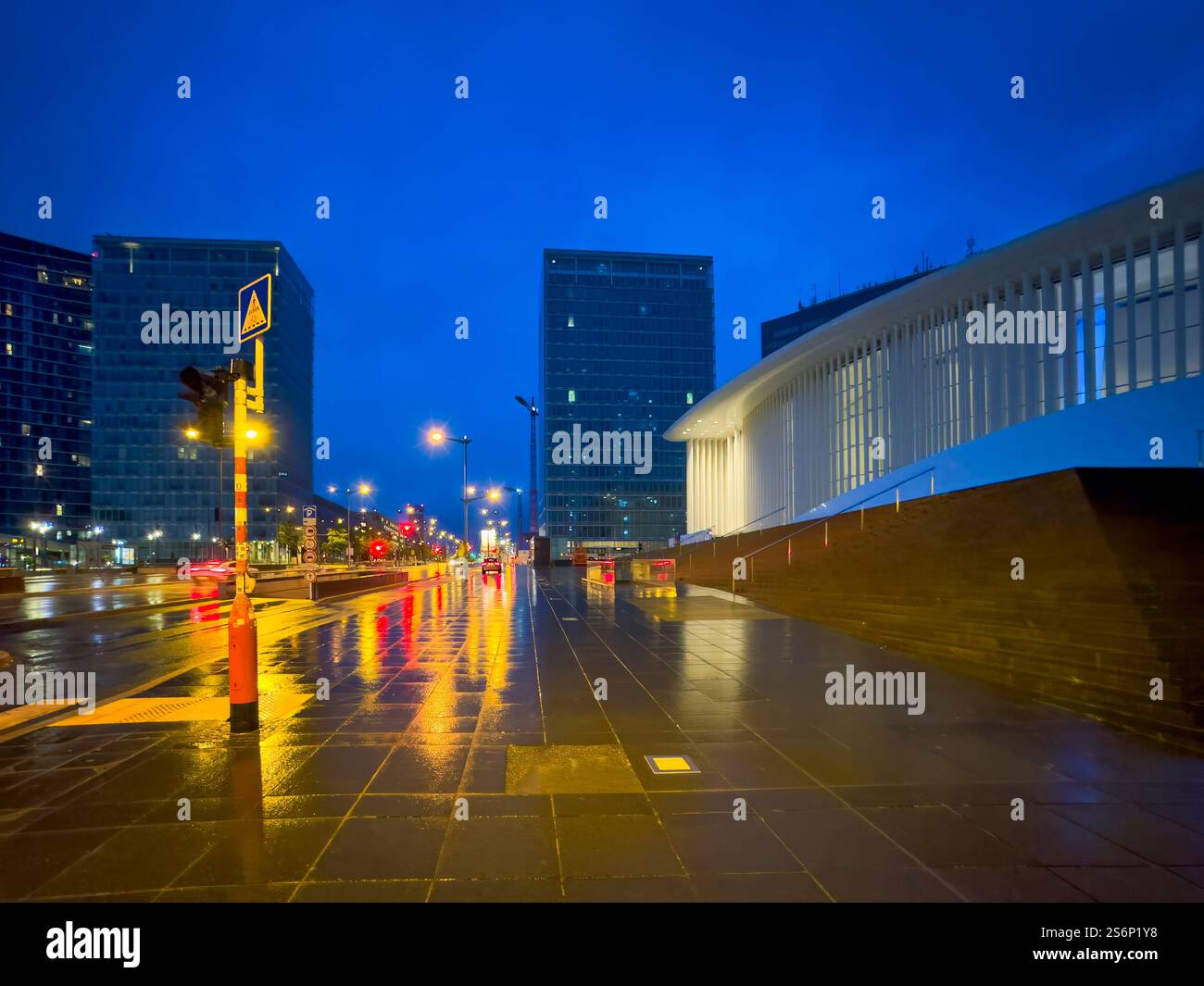 L'Europaplatz impressiona per la raffinatezza architettonica della Philharmonie e l'eleganza urbana e caratterizza l'estetica sofisticata dell'Altopiano di Kirchberg a Lussemburgo, in Europa Foto Stock L'Europaplatz impressiona per la raffinatezza architettonica della Philharmonie e l'eleganza urbana e caratterizza l'estetica sofisticata dell'Altopiano di Kirchberg a Lussemburgo, in Europa Foto Stock