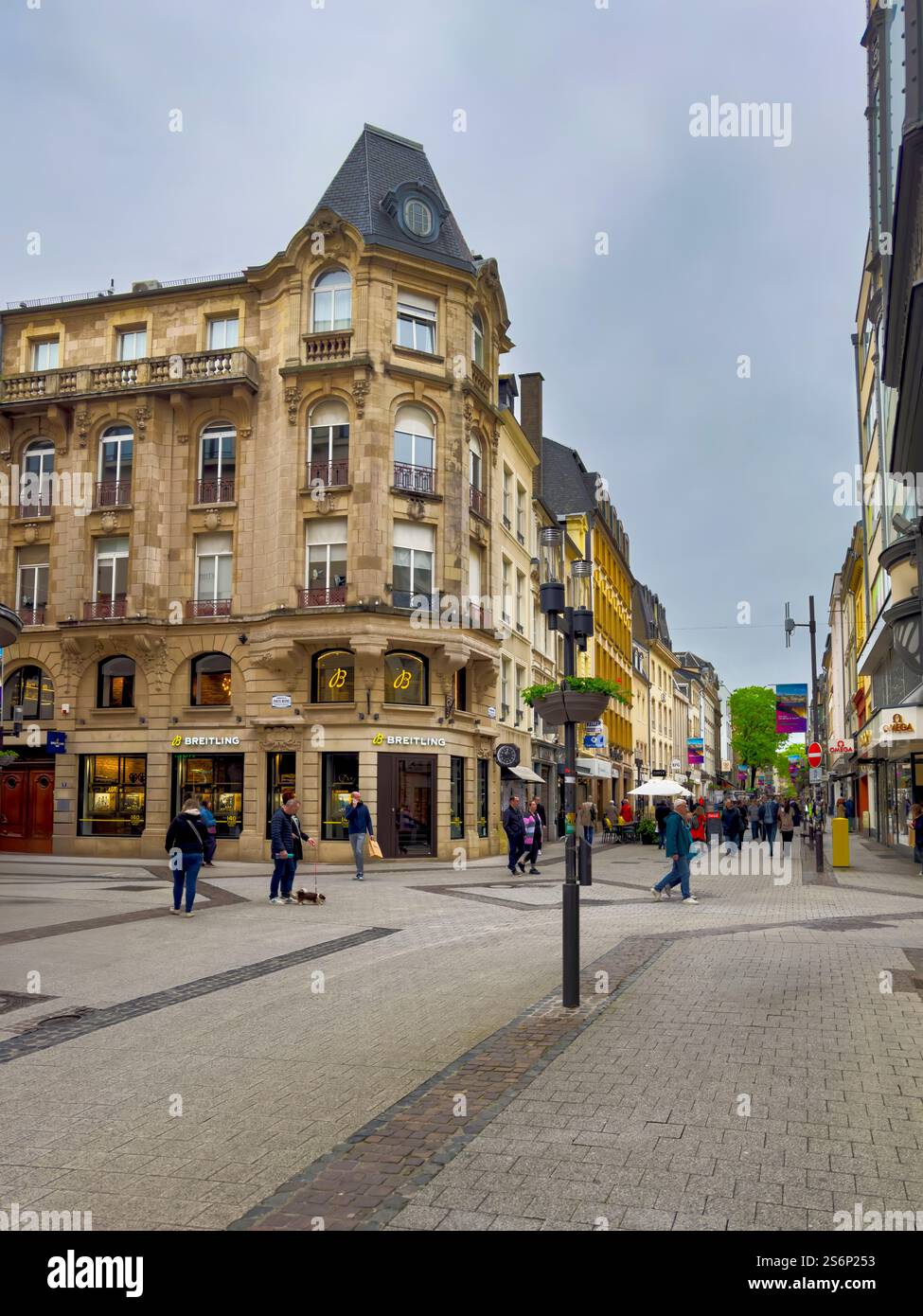 La zona pedonale della città alta: Grand Rue, nel cuore del centro di Lussemburgo, vicino a Place Guillaume II e al Palazzo Granducale, un'elegante via dello shopping di alta società che unisce storia, cultura e atmosfera europea, Lussemburgo, Europa Foto Stock