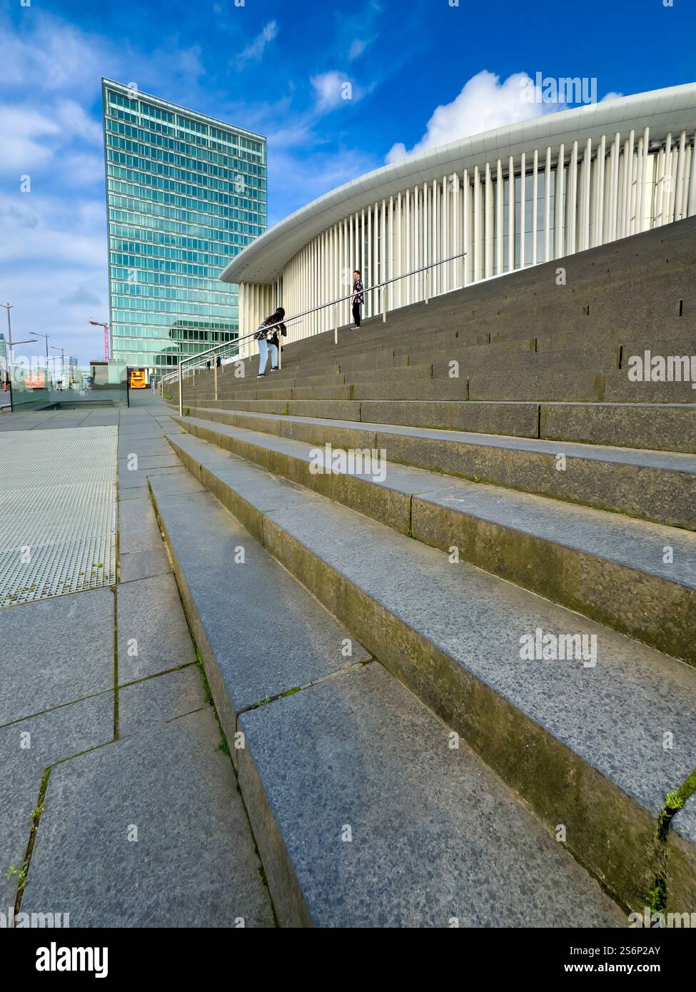 Veduta della Philharmonie e dell'edificio del Ministero della funzione pubblica, Kirchberg, Lussemburgo, Europa Foto Stock