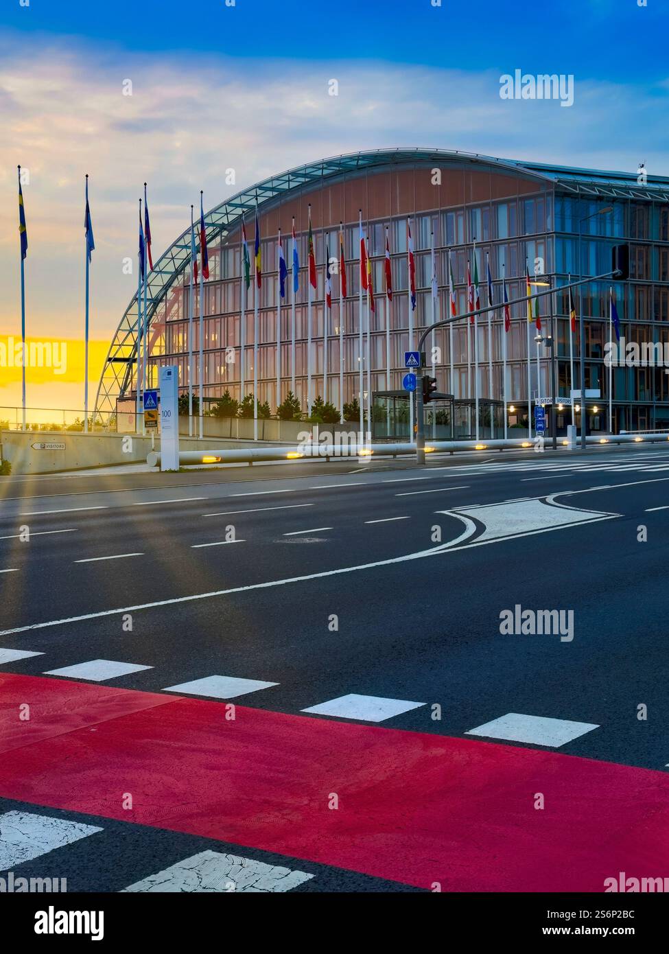 Bandiere internazionali di fronte alla Banca europea per gli investimenti, Boulevard Konrad Adenauer, Kirchberg-Plateau, Lussemburgo, Europa Foto Stock
